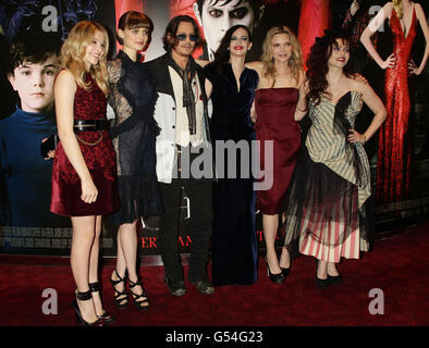 (Sinistra - destra) Chloe Moretz, Bella Heathcote, Johnny Depp, Eva Green, Michelle Pfeiffer e Helena Bonham carter arrivano alla prima cinematografica britannica Dark Shadows all'Empire Leicester Square di Londra. Foto Stock