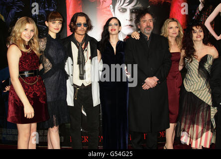 (Sinistra - destra) Chloe Moretz, Bella Heathcote, Johnny Depp, Eva Green, Tim Burton, Michelle Pfeiffer e Helena Bonham carter arrivano alla prima cinematografica britannica The Dark Shadows all'Empire Leicester Square di Londra. Foto Stock