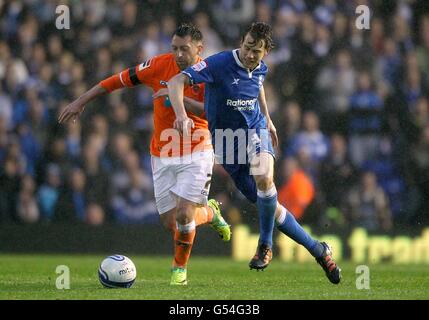 Calcio - Npower Football League Championship - Playoff - semifinale - seconda tappa - Birmingham City / Blackpool - St Andrews. Stephen Dobbie di Blackpool e Jonathan Spector di Birmingham (a sinistra) lottano per la palla Foto Stock