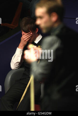 Judd Trump durante la seconda partita durante i Campionati Mondiali di Snooker Betfred.com al Crucible Theatre di Sheffield. Foto Stock