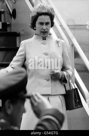 *scansione a bassa risoluzione da stampa, alta risoluzione disponibile su richiesta* la Regina Elisabetta II che saliva da un aereo all'aeroporto di Heathrow al suo ritorno dal Canada. Foto Stock