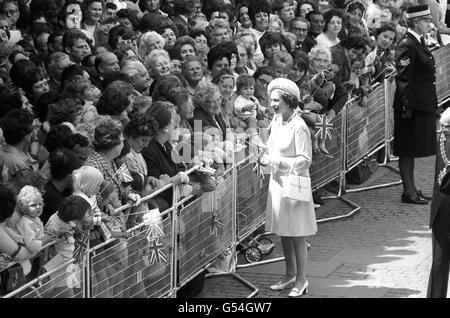 La regina Elisabetta II si ferma a parlare con la gente riunita davanti a lei nel principale quartiere dello shopping di Coventry. Foto Stock