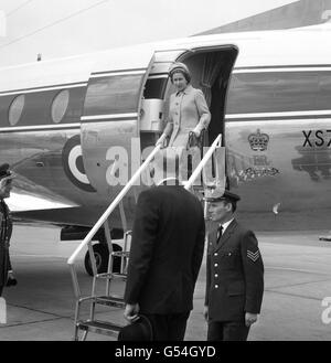 La Regina Elisabetta II arriva all'aeroporto di Heathrow da un fine settimana a Sandringham. Foto Stock