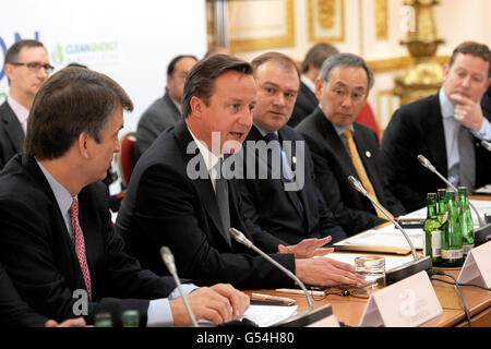 Il primo ministro David Cameron ha parlato oggi alla Conferenza ministeriale sull'energia pulita a Londra insieme al suo segretario all'energia ed Davey (a sua destra) e al segretario del Dipartimento dell'energia degli Stati Uniti Steven Chu (a sua seconda destra). Foto Stock