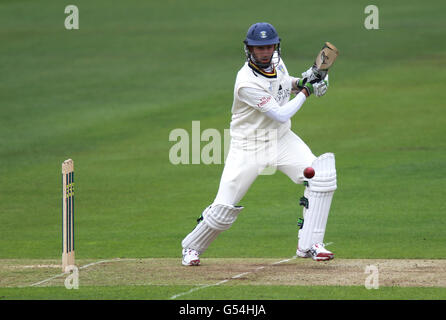 Cricket - LV= County Championship - Divisione uno - Warwickshire / Durham - giorno uno - Edgbaston. Durham's Graham Onions batte durante la partita della LV County Championship Division a Edgbaston, Birmingham. Foto Stock