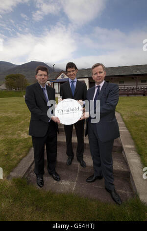 (Sinistra - destra) Stephen Harris, capo dello staff di Everywhere Everywhere, Rory Stewart, MP for Penrith and the Border e Michael Gove MP, Segretario di Stato per l'istruzione, lanciano il processo 4G di Everything Everywhere al Threlkeld Cricket Club nel Lake District, Cumbria. Foto Stock