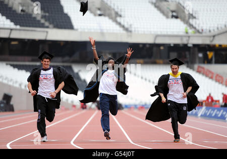 Guy Learmonth, Shakira Wright e James Thei si sfidano sulla pista da corsa in abiti di laurea universitari nello Stadio Olimpico per pubblicizzare il BUCS Visa Athletics Championships, un evento di test di Londra 2012 Foto Stock