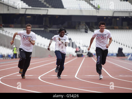 Londra 2012 hopefuls (da sinistra a destra) 1500m runner da UWIC Cardiff, James Thie, Brunel University triplice jumper Shakira Whight e 800m runner da Loughborough University Guy Learmonth lanciare il British Universities & Colleges Sports (BUCS) VISA Outdoor Athletics Championships all'interno dello Stadio Olimpico. Foto Stock