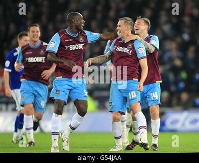 Il Jack Collison di West Ham United festeggia il suo secondo posto Obiettivo del gioco con i compagni di squadra Carlton Cole (a sinistra) e. Matt Taylor (destra) Foto Stock