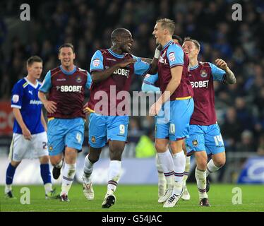 Il Jack Collison di West Ham United festeggia il suo secondo posto Obiettivo del gioco con i compagni di squadra Carlton Cole (a sinistra) e. Matt Taylor (destra) Foto Stock