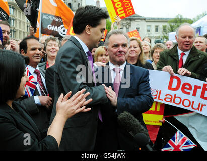 Il leader del lavoro ed Miliband si congratula con il leader del gruppo laburista Sir Albert Bore (destra) a Victoria Square, Birmingham, dopo che il lavoro ha fatto significativi progressi nelle elezioni locali di medio termine. Foto Stock