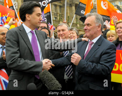 Il leader del lavoro ed Miliband si congratula con il leader del gruppo laburista Sir Albert Bore (destra) a Victoria Square, Birmingham, dopo che il lavoro ha fatto significativi progressi nelle elezioni locali di medio termine. Foto Stock