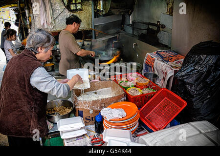 Preparare il pranzo in un daai paai dong cucina nel centro di Hong Kong il 15 aprile 2014. ( Foto Stock