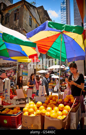 Frutta fresca in stallo su Graham Street nel centro di Hong Kong il 27 giugno 2014. Foto Stock