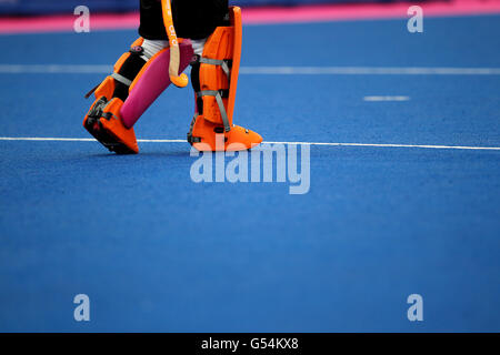 Dettaglio dell'imbottitura di un portiere che pattina la loro area durante il torneo di hockey Visa International Invitational alla Riverbank Arena di Londra. Foto Stock