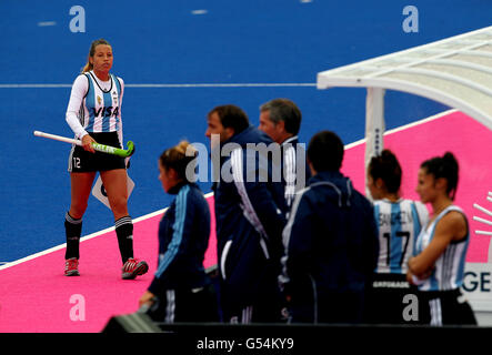 Il Delfina Merino dell'Argentina viene sostituito contro la Corea durante il torneo di hockey internazionale Visa International Invitational alla Riverbank Arena di Londra. Foto Stock