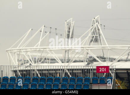 La vista attraverso l'Olympic Park fino allo stadio principale durante il torneo internazionale di hockey Visa International Invitational Hockey Tournament presso la Riverbank Arena, Londra. Foto Stock