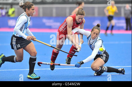 La Gran Bretagna Sarah Thomas combatte con Silvina D'Elia (a destra) e Mercedes Margalot in Argentina durante la partita di Hockey con la Medaglia d'Oro durante il torneo internazionale di Hockey VISA International Invitational alla Riverbank Arena di Londra. Foto Stock