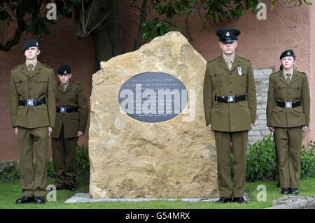 Rifleman Benjamin Cox da 6 Fucili (seconda a destra) con cadetti locali, svelando un memoriale al veterano della prima guerra mondiale Harry Patch durante una cerimonia su Museum Lawn a Wells. Foto Stock