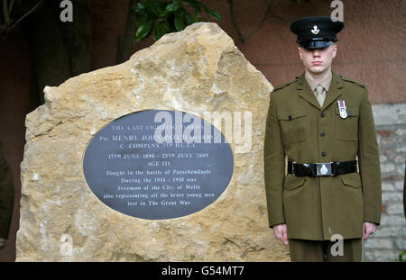 Rifleman Benjamin Cox da 6 Fucili si trova presso un monumento al veterano della prima guerra mondiale Harry Patch, durante la cerimonia di inaugurazione sul Museum Lawn a Wells. Foto Stock