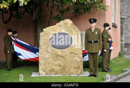 Rifleman Benjamin Cox da 6 Fucili (davanti a destra) con cadetti locali, svelando un memoriale al veterano della prima guerra mondiale Harry Patch durante una cerimonia su Museum Lawn a Wells. Foto Stock