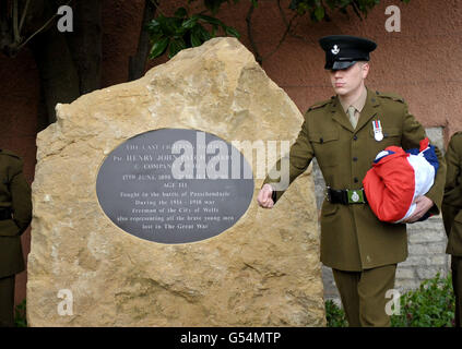 Rifleman Benjamin Cox da 6 Fucili (a destra) svelando un memoriale al veterano della prima guerra mondiale Harry Patch durante una cerimonia sul prato del museo a Wells. Foto Stock