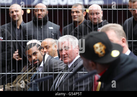 David Haye (a sinistra) e Dereck Chisora (a destra) durante la conferenza stampa di Upton Park, Londra. Foto Stock