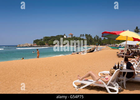 Sri Lanka Galle Provincia, Unawatuna beach, i turisti a prendere il sole Foto Stock