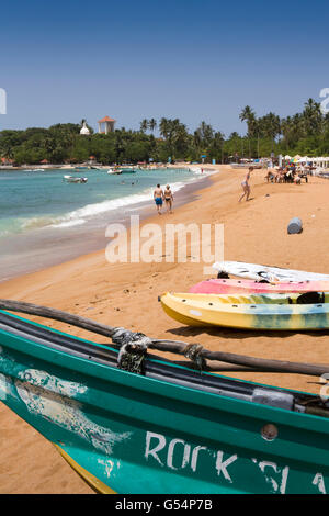 Sri Lanka Galle Provincia, Unawatuna, i turisti a piedi su, artificiali importati spiaggia di sabbia Foto Stock