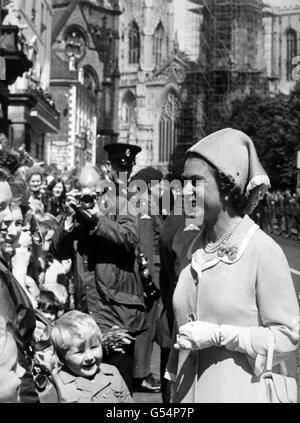 *scansione a bassa risoluzione da stampa, alta risoluzione disponibile su richiesta* Queen Elizabeth II a York durante il 1900° anniversario. Foto Stock