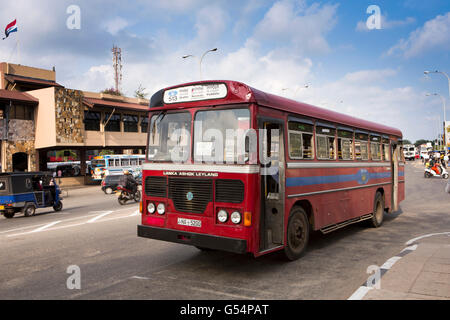 Sri Lanka Galle, Colombo Road, bus di stato a Poddala su strada Foto Stock