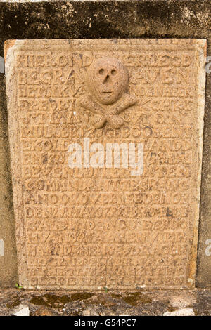 Sri Lanka Galle Fort, Church Street, Groote Kerk o olandese riformata sagrato, 1722, pietra tombale con Teschio e Ossa Croce motif Foto Stock