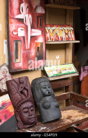 Sri Lanka Galle Fort, Peddler Street, souvenir sculture e dipinti in mostra al di fuori del negozio Foto Stock