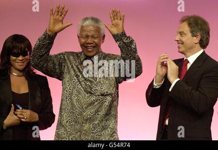 L'ex presidente sudafricano Nelson Mandela si è fatto un'onda ai delegati, affiancati dalla cantante Gabrielle (sinistra) e dal primo ministro Tony Blair alla Conferenza del Partito laburista di Brighton. Foto Stock