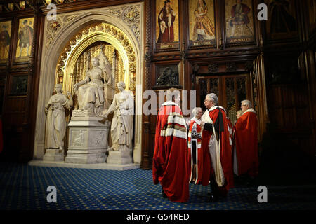 I membri della Camera dei Lord attendono nella Camera del Principe prima dell'apertura di Stato del Parlamento nel Palazzo di Westminster, Londra. Foto Stock