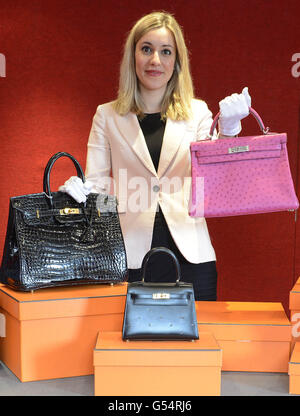 Membro dello staff di Bonhams , con una selezione di sessantaquattro borse Hermes da una collezione privata, che sarà messa all'asta a Bonhams, Knightsbridge, il 16 maggio. Foto Stock