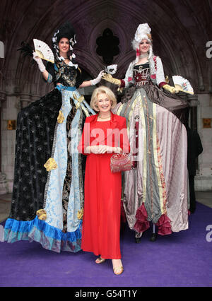 Diana Moran arriva alla Vitality Ball a tema veneziano di Age UK presso la Royal Courts of Justice di Londra. Foto Stock