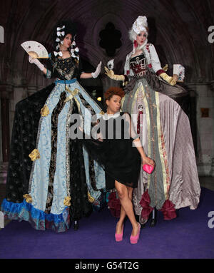 Radio 1 DJ Gemma Cairney arriva alla Vitality Ball a tema veneziano di Age UK alla Royal Courts of Justice di Londra. Foto Stock