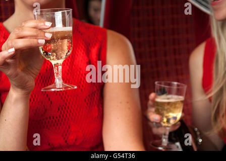 Le donne in vetro di plastica monouso bevono champagne UK 2010s in treno per Royal Ascot UK 2016, 2010s HOMER SYKES Foto Stock