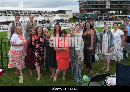 Donne della classe operaia in una gita di un giorno all'ippodromo e al picnic sulla Heath al Royal Ascot. Berkshire Inghilterra Regno Unito. 2016 2010 HOMER SYKES Foto Stock