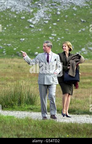 Il Principe del Galles con Elizabeth Buchanan, suo Assistente Segretario privato, durante la sua visita al Malham Town Field Center a Giggleswick nello Yorkshire. * 30/4/01: Un aiuto al Principe di Galles ha avuto la sua rubrica e la corrispondenza di ufficio rubato dalla sua auto, è emerso stasera. Il Palazzo ha confermato che il materiale è stato rubato, ma ha detto che non sono stati elencati numeri di telefono riservati o reali nella rubrica. La polizia ha avviato un'indagine sul furto dell'automobile, che è stata intesa appartenere alla segretaria privata assistente di Charles Elizabeth Buchanan. Foto Stock