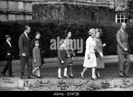 La famiglia reale va in chiesa a Badminton. Da sinistra a destra; il Principe Andrea, il Duca di Edimburgo, la Duchessa di Beaufort, il Principe Edoardo, la Signora Sarah Armstrong-Jones, la Principessa Margaret, la Regina Elisabetta II, La Regina Madre e il Duca di Beaufort. Foto Stock