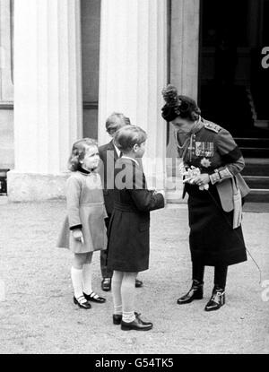 La regina Elisabetta II parla con i bambini reali a Buckingham Palace dopo il Trooping the Color. I bambini sono il Principe Edoardo (primo piano), Marina Ogilvy, figlia della Principessa Alexandra (l), e suo fratello James Ogilvy. Foto Stock