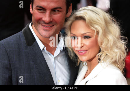 Joe Calzaghe e Kristina Rihanoff arrivano alla prima del film del dittatore inglese che si tiene presso il Royal Festival Hall di Londra. Foto Stock