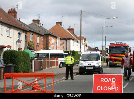 Una visione generale della scena di Allenton, Derby, dopo cinque bambini morti in un incendio di casa. Foto Stock