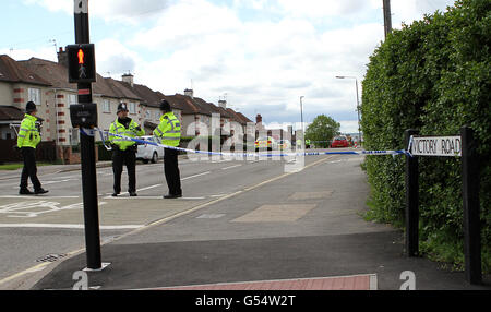 La polizia chiude le strade vicino alla scena ad Allenton, Derby, dopo cinque bambini morti in un incendio di casa. Foto Stock