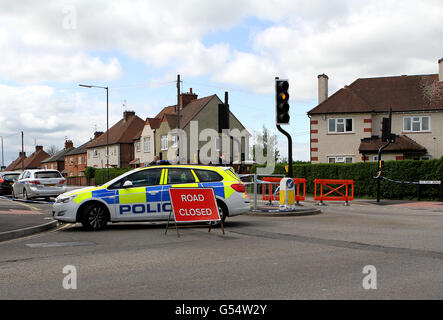 La polizia chiude le strade vicino alla scena ad Allenton, Derby, dopo cinque bambini morti in un incendio di casa. Foto Stock