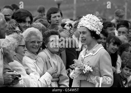 La Regina Elisabetta II incontra persone sulla passeggiata di Douglas durante una visita all'Isola di Man. Foto Stock