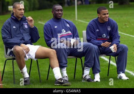 (L-R) Rio Ferdinand di West Ham, Emile Heskey di Liverpool e Kieron Dyer di Newcastle United si fanno una pausa durante la sessione di allenamento in Inghilterra a Bisham Abbey, in vista della loro partita di qualificazione alla Coppa del mondo contro la Germania al Wembley Stadium il 7/10/00. Foto Stock