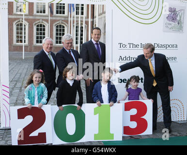 (Da sinistra a destra) Ministro Junior Michael Ring, Tanaiste Eamon Gilmore, Ministro dei Trasporti Leo Varadkar e Taoiseach Enda Kenny, durante il lancio del Gathering Ireland 2013 al Castello di Dublino. Foto Stock